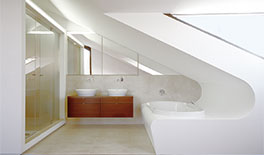 Dachgeschossausbau - München-Solln- Offenes Bad mit Dusche und frei stehender Badewanne - Tina Assmann