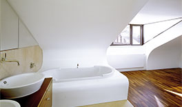 Dachgeschossausbau - München-Solln - Badewanne im Übergang der Decken und Wandverkleidung - Tina Assmann