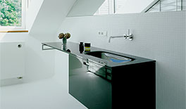 Dachgeschossausbau - München-Lehel - Gästetoilette mit schwarzem Glaswaschtisch - Tina Aßmann