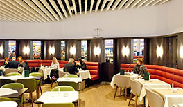 Restaurant Dallmayr München - bedienten Bereich mit Holzwandverkleidung und Nymphenburg Wandleuchten - Tina Assmann