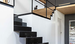 Wohnung 1 - gefaltete Stahltreppe,  Material wie Geländer - Tina Assmann - Innenarchitektur - München