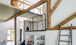 Wohnung 2 - offener Wohnbereich, mit sichtbarem Dachstuhl - Tina Assmann - Innenarchitektur - München