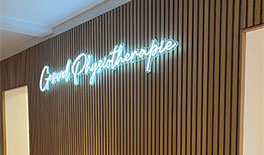 Physiopraxis - Neon Schriftzug auf Akustikwand Holz - Bogenhausen -  Tina Assmann