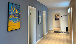 Physiopraxis - Flur mit Original Olympia Postern - Bogenhausen -  Tina Assmann